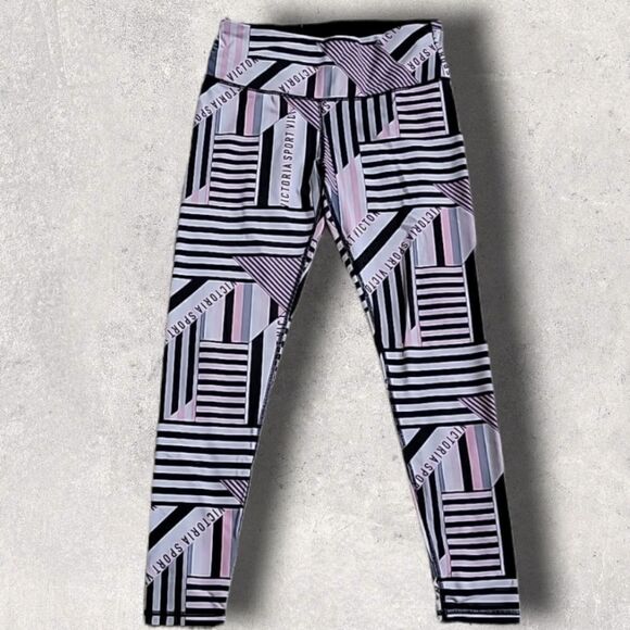 Victoria's SECRET VICTORIA SPORT KNOCKOUT LOGO LEGGING CAPRIS, SIZE MEDIUM - Picture 1 of 7